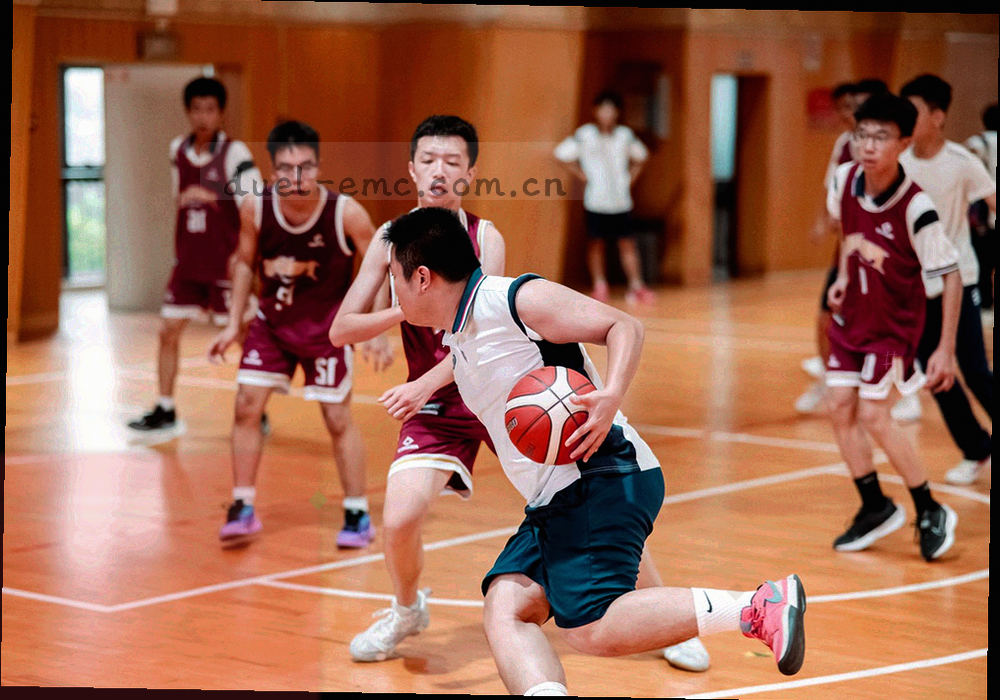 俯拍战术板上排列的位置磁贴与红黄伤停标记，局部特写